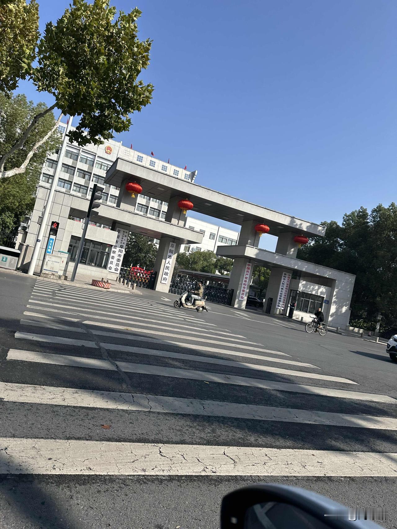 生活在这座城市，幸福感满满当当！
领导以身作则过紧日子，把节省下来的钱投入到改善