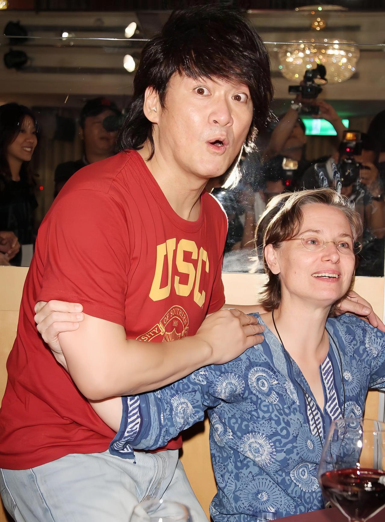 周华健虽然已经60多岁了，妻子比他更显老，但是他始终对妻子不离不弃。#2月图文动