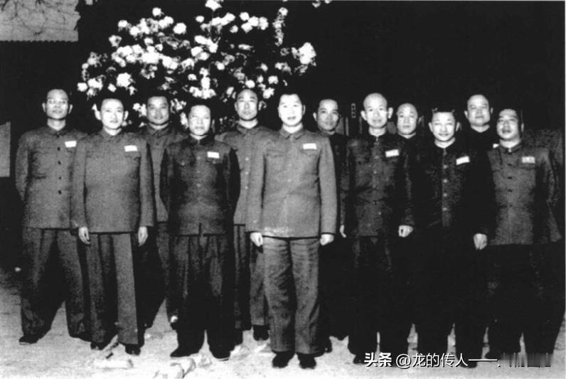 北京军区的第一届党委常委合影。左起:张致祥、甘思和、袁升平、朱良才、周文龙、杨成