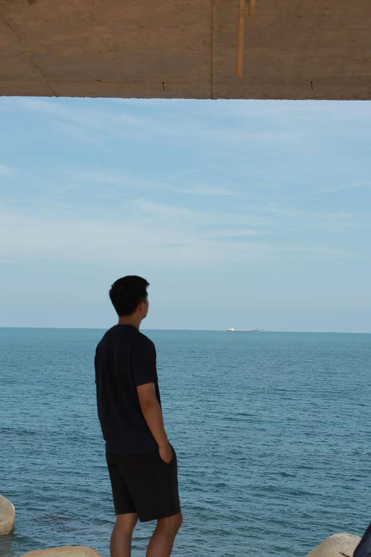 心情不好就一直看海。深深这歌跟我绝配。周深清唱泪海 看海的人怎么可能只是在看海 