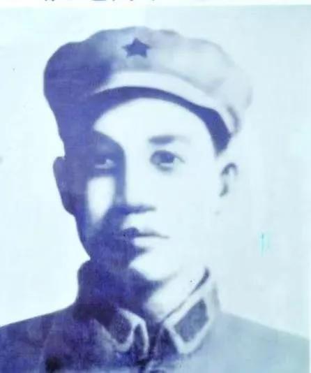 他是中央红军长征途中牺牲的第一位师长，而他牺牲时的师政委正是位列开国大将第三的黄