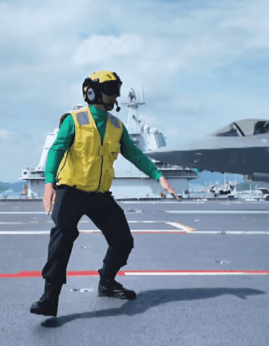 这图要是景深再拉得近一点，幻视成35在山东舰弹射起飞[doge] ​​​