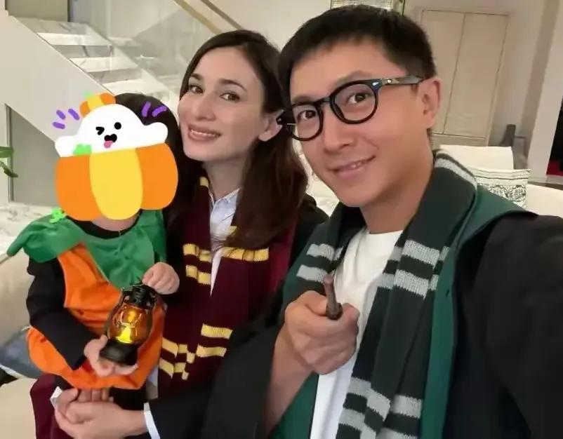 卢靖姗韩庚全家福近照，2岁女儿萌萌哒出镜，家居环境大方又敞亮

11月3日，韩庚