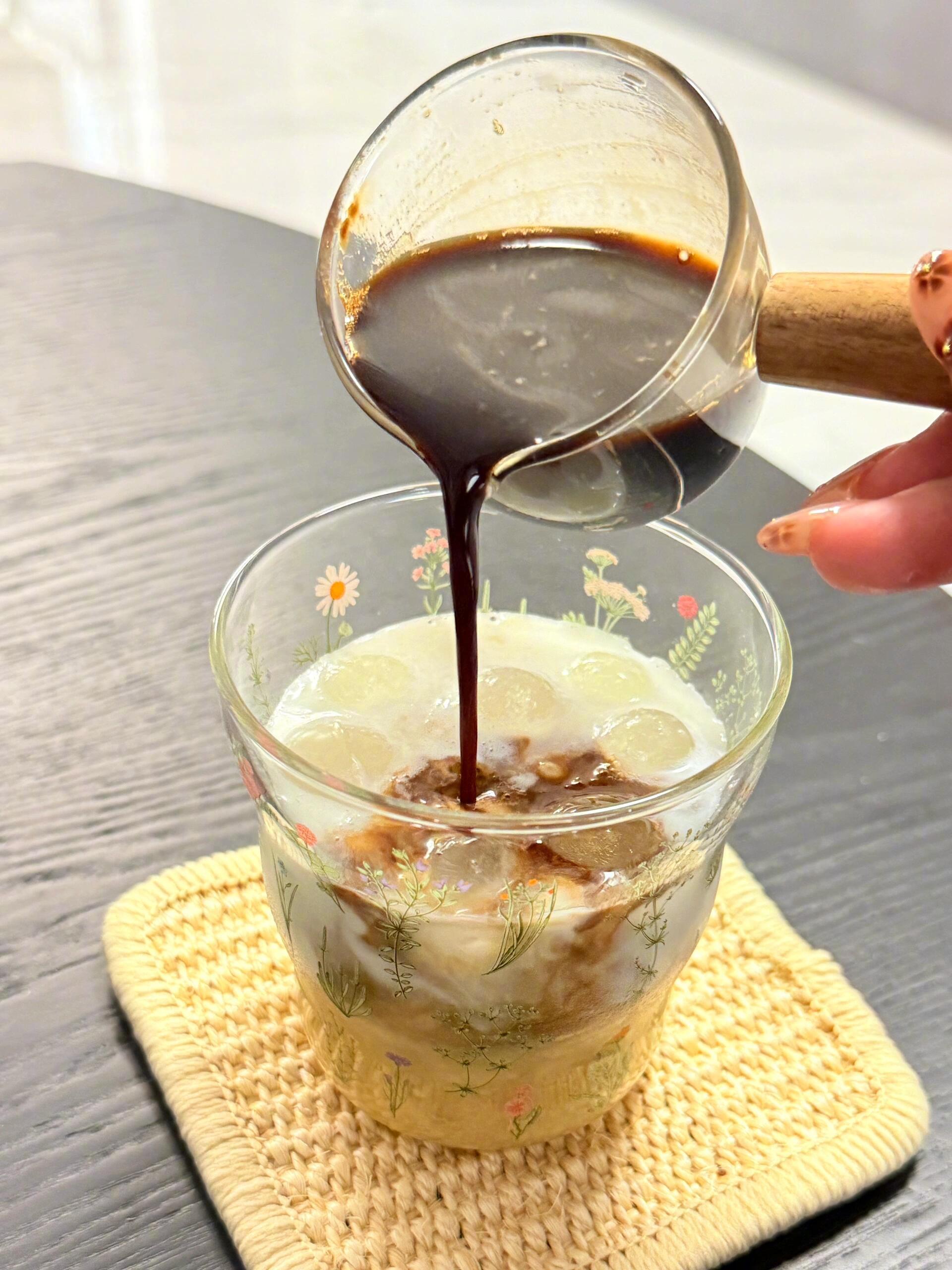 瑞幸把咖啡健康卷明白了  打工人有自己的简易版咖啡拿铁。半杯热水冲泡黑咖啡，再加