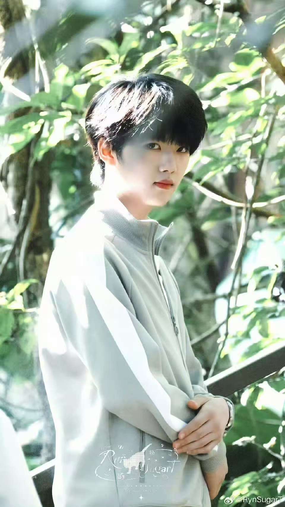 张函瑞新剧森林外拍路透张函瑞森林外拍路透 OMG天使来的吧 