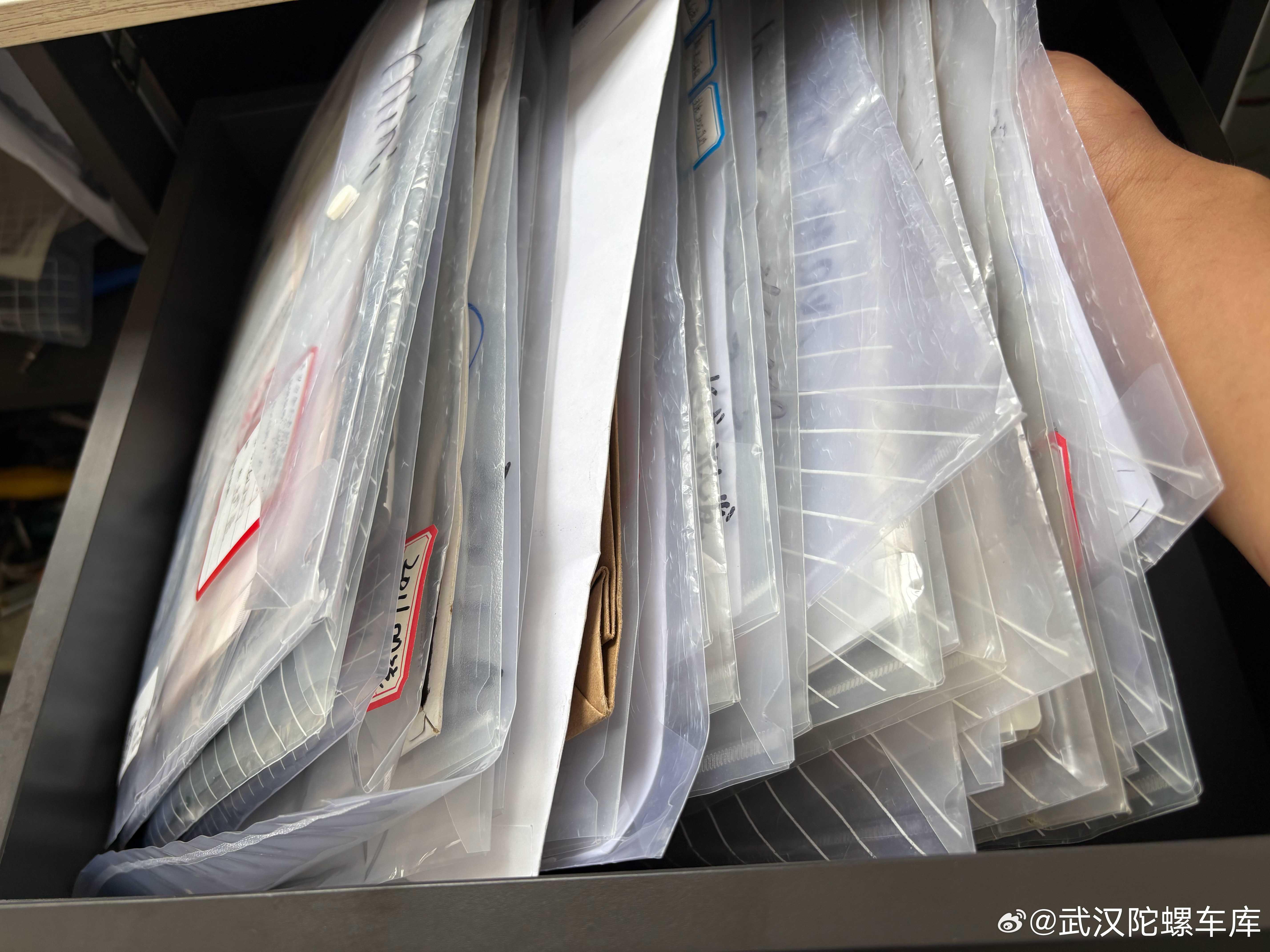 怎么一不小心又这么多车了[融化]车子摆起来没感觉多一整理资料手续满满一抽屉了  