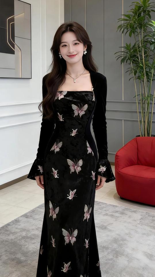 晴日与蝶影
 
风穿过三角梅的花影时，我正站在老城的石阶上。
 
玫红色衬衫被阳