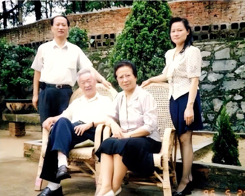 1996年，南昌，程世清将军与夫人刘秋萍的全家福。程世清，河南新县人，11岁参加