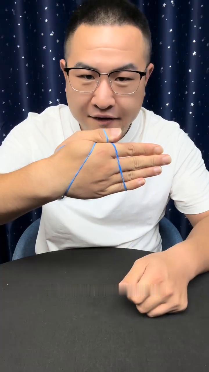 教你皮筋套姐姐小手，小妹妹惊呆了。
大家好，橡皮筋套小手是如何做到的？原理超级的