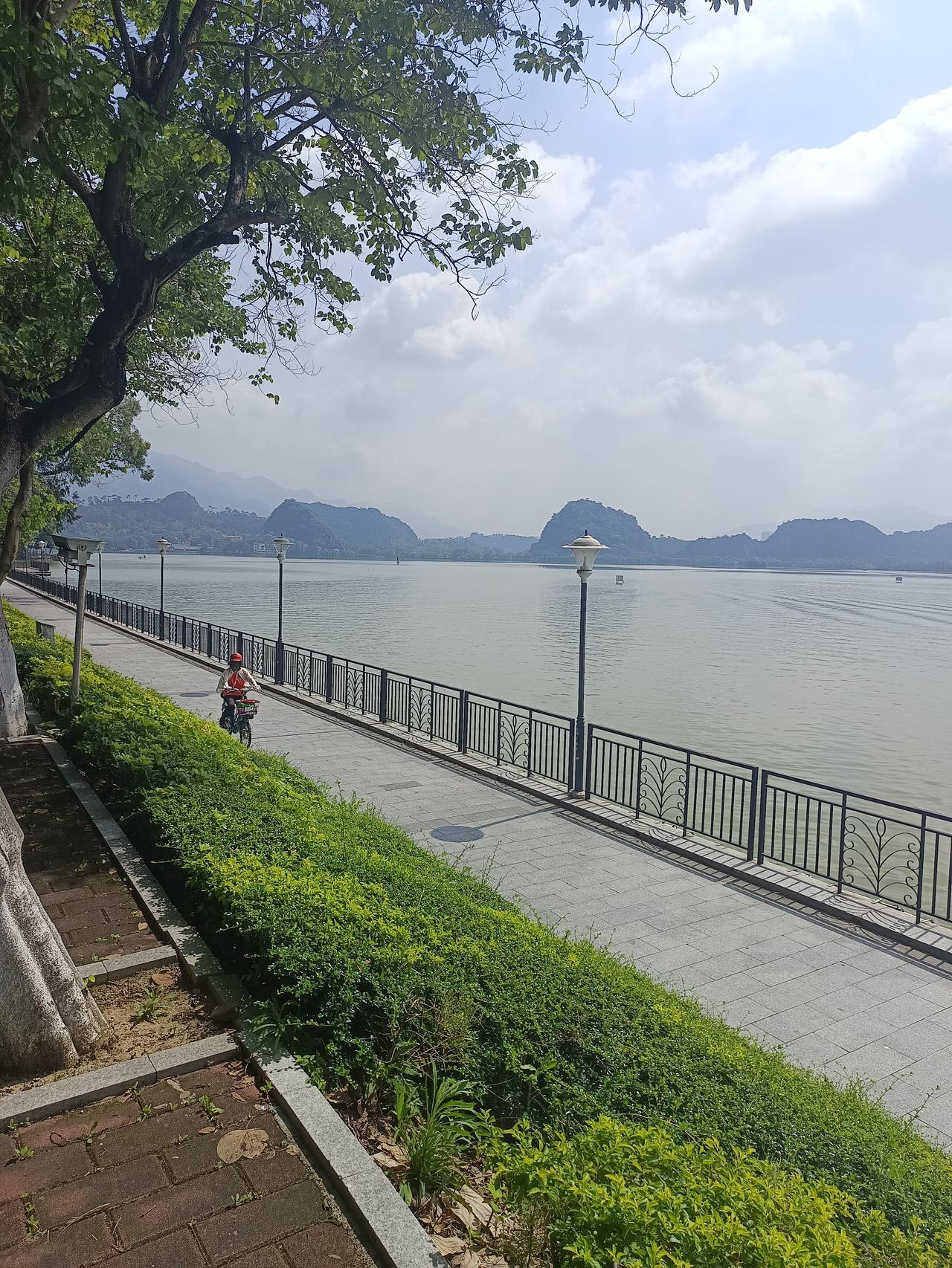今天我在七星岩风景区
发现一个很严重的问题
但不知道怎么说才好




你敢相信