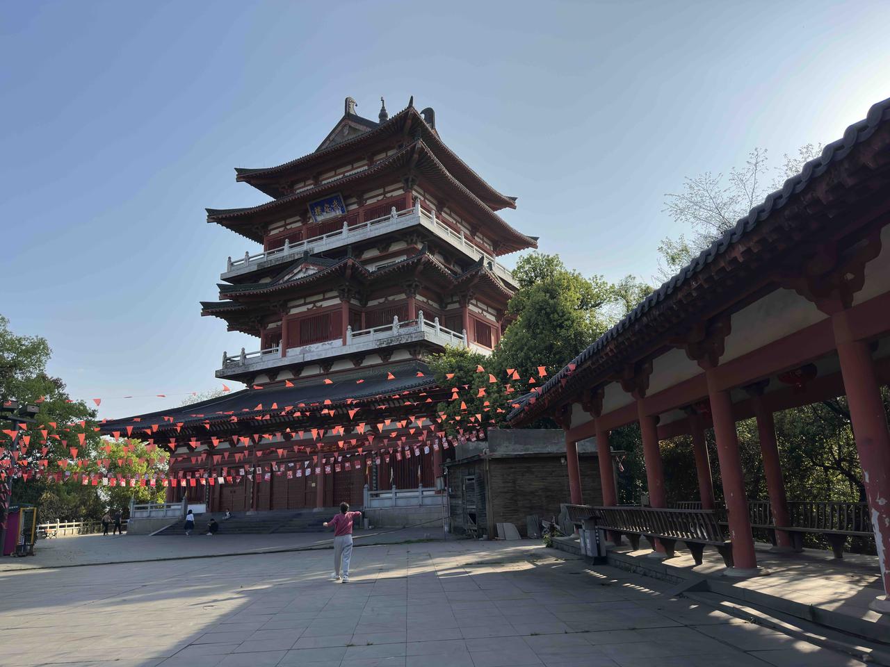 天空好不容易开出了太阳，阳光明媚，这么好的天气怎么能宅家呢？看完2026澳门世乒