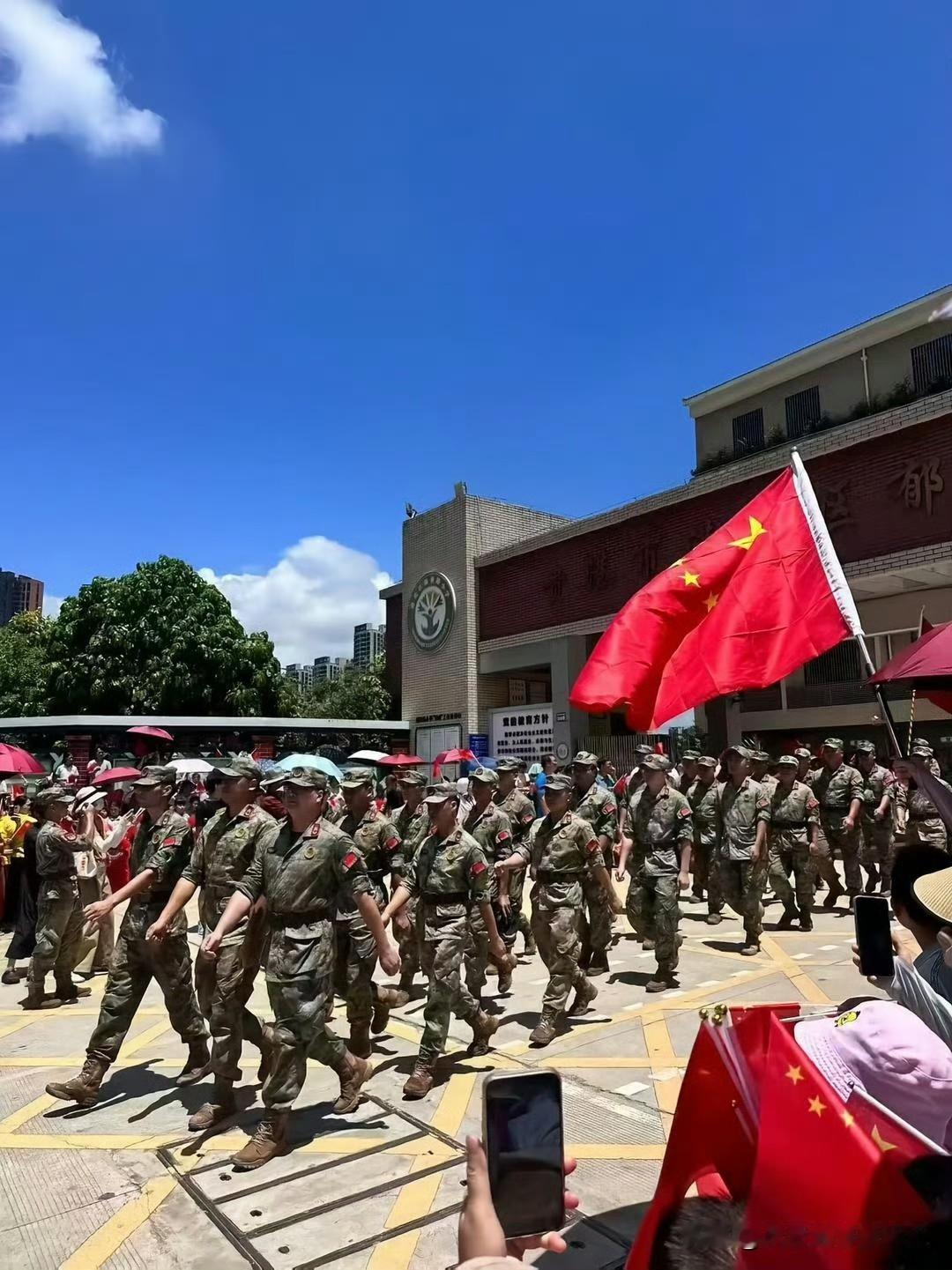 救援的部队，打扫完教室撤离了！