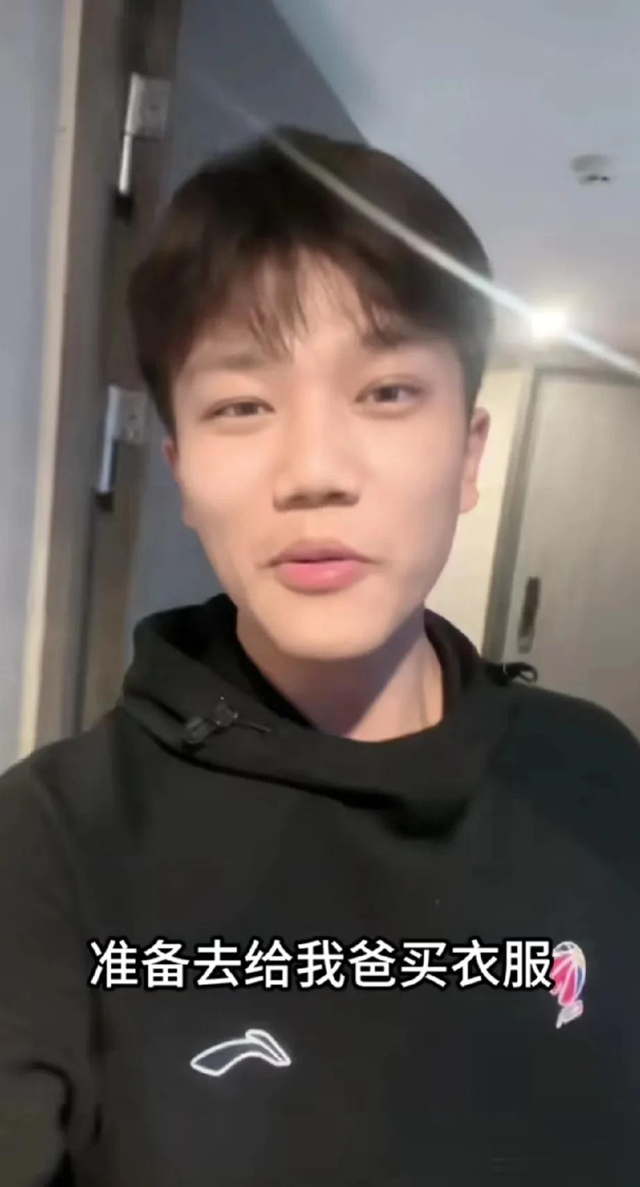 解总终于穿上亲儿子买的衣服了。
解清帅回家网友的注意力都放在解爸爸身上了。
这位
