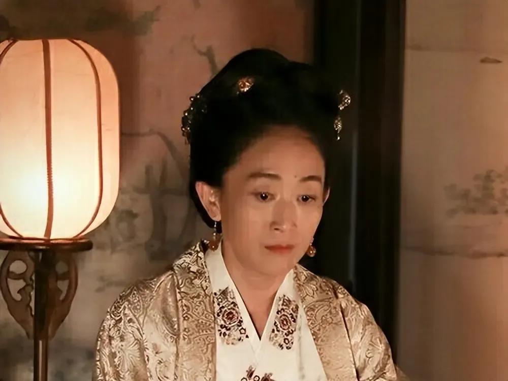 知否。平宁郡主可以说是救过明兰的。大家还记得那些贵妇人在一起吃流水席吗，小秦氏也