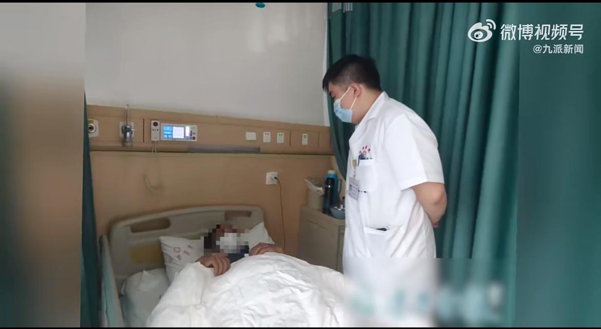 福建大爷雄黄炖肉治皮疹，误信民间土方子，把自己送进了医院急救。这名大爷是宁德人，