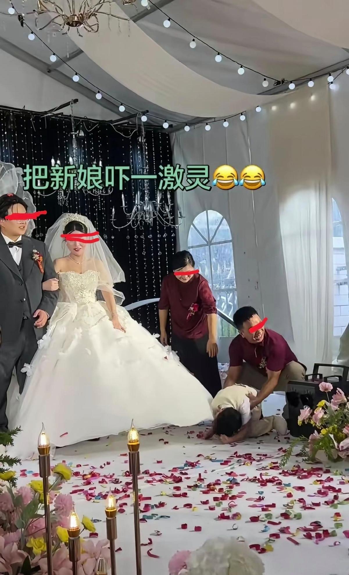 哥哥婚礼现场闹出一段尴尬又好笑的小插曲。四岁弟弟好奇心旺盛，一直围着穿婚纱的嫂子