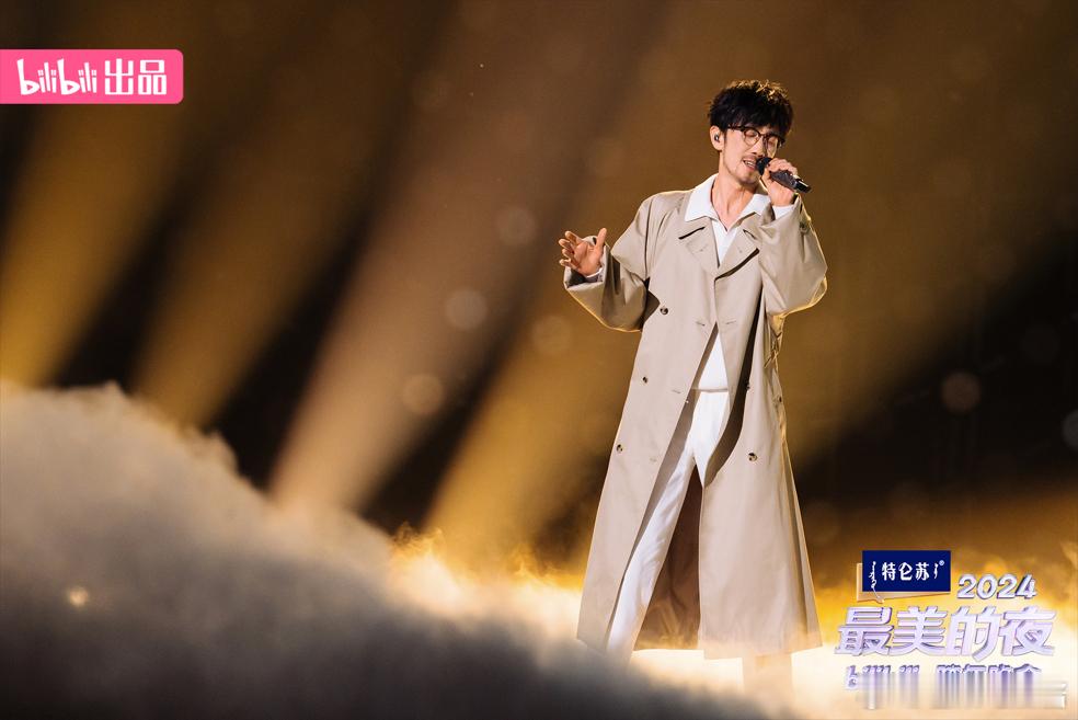 张凌赫周传雄我真的受伤了 这次张凌赫和周传雄的舞台，亮点在于他们的和声。吉他声伴