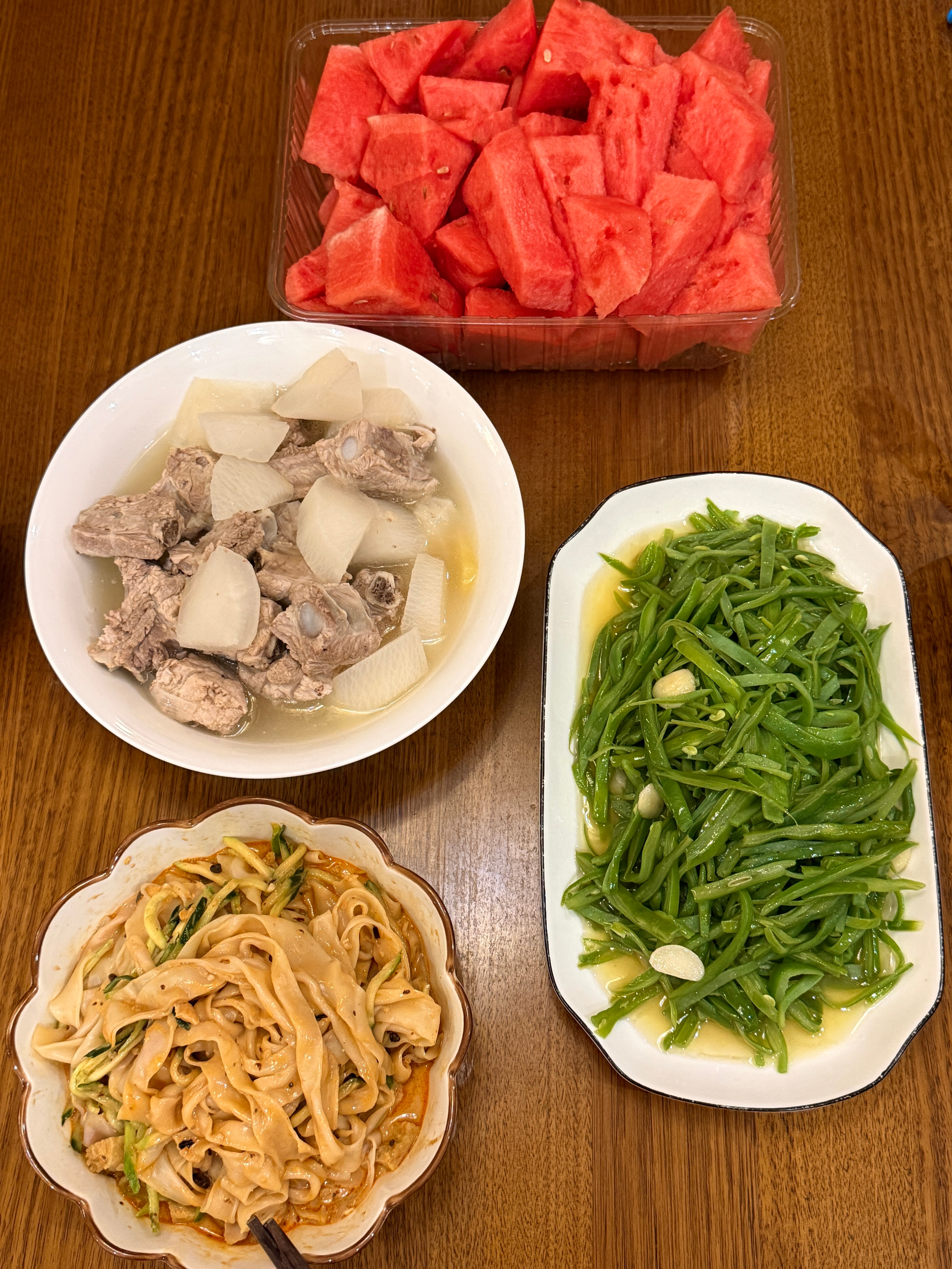 朴素的一餐 真的很对不起小酱，怎么他一回来吃的就看起来很简单[裂开][笑cry]