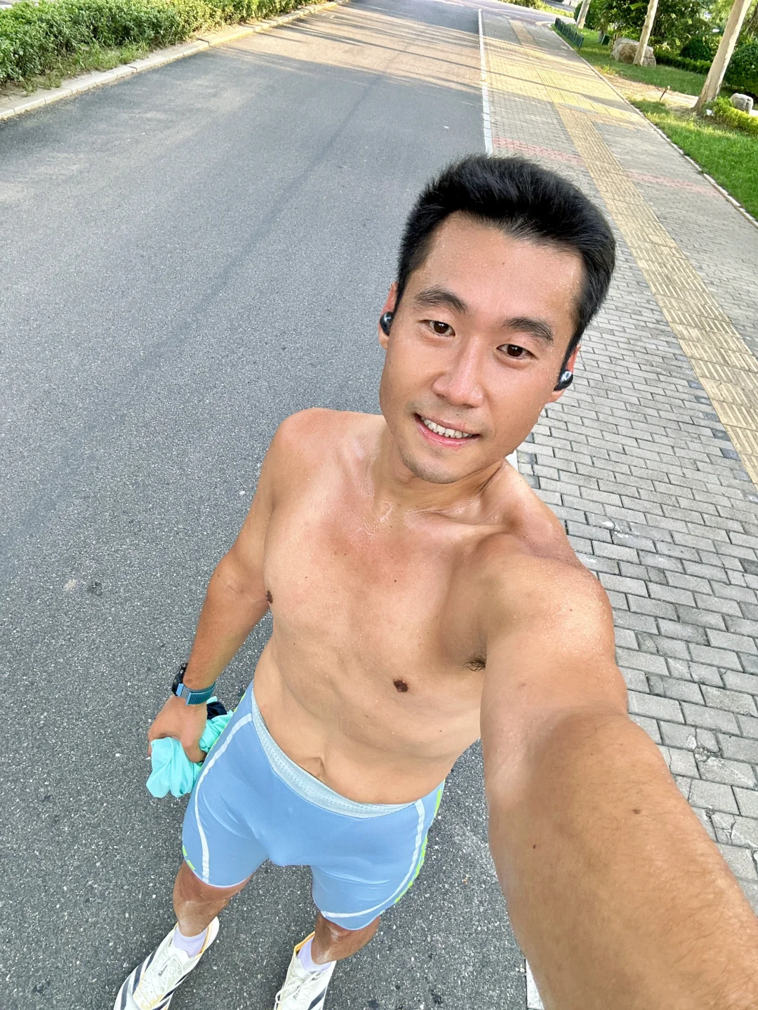差点热啥，为了回来看女篮，少跑点儿。
