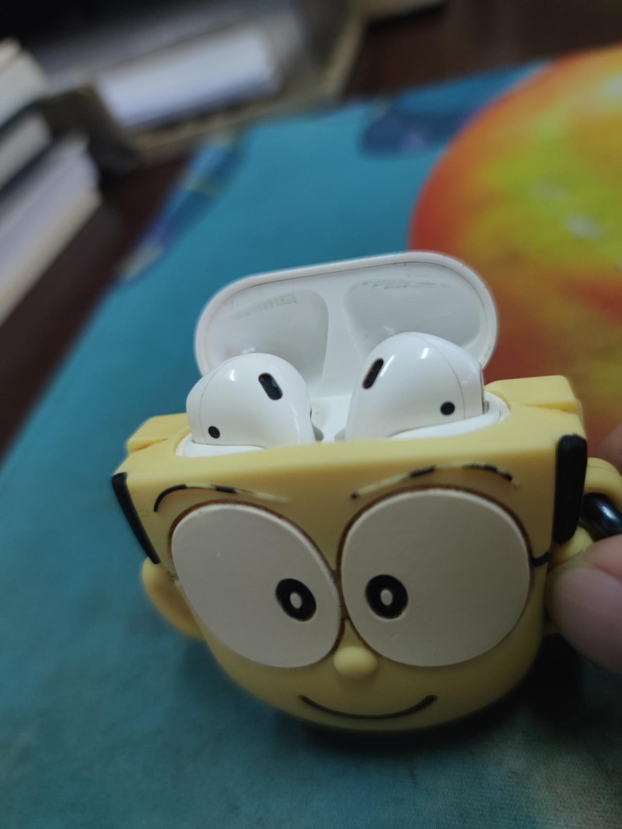 【原来AirPods是这样换电池的】
今早一直在纠结我的五年AirPods，到底