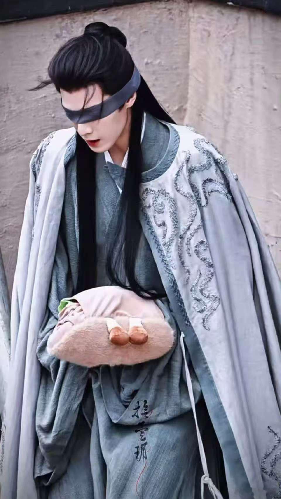 李昀锐新剧蒙眼造型李昀锐尚公主披发蒙眼造型李昀锐新剧蒙眼造型，好惊艳