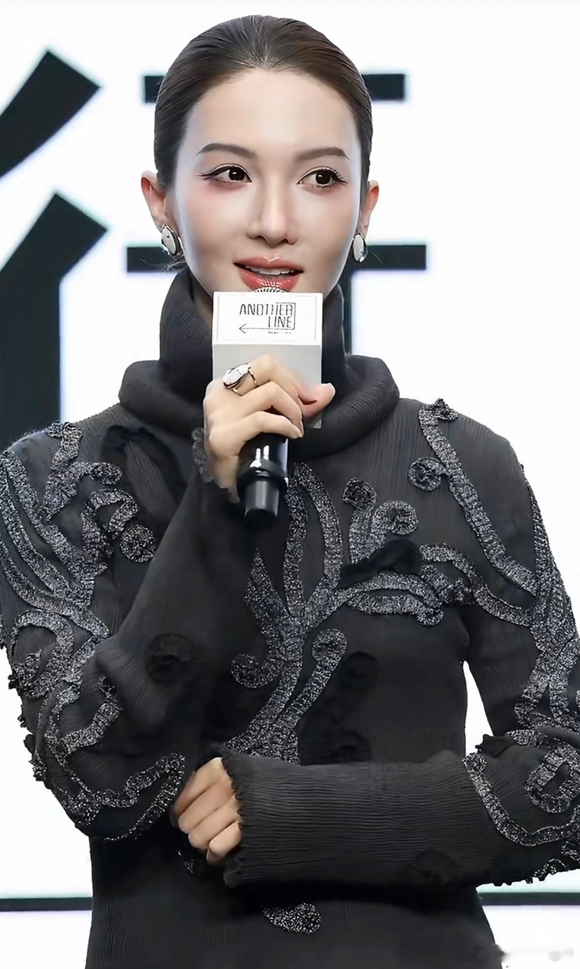 金晨怎么变这样了 红毯生图一出来直接惊到！暗黑妆+高盘发气场拉满，35岁从甜妹到