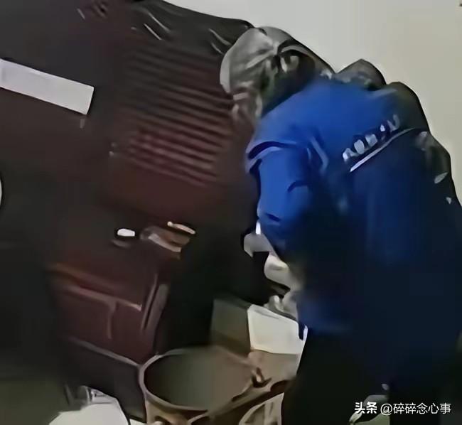 妈呀！三千八一个月请的保姆，让老太太在地板上爬了仨小时，自个儿坐沙发上嗑瓜子刷手