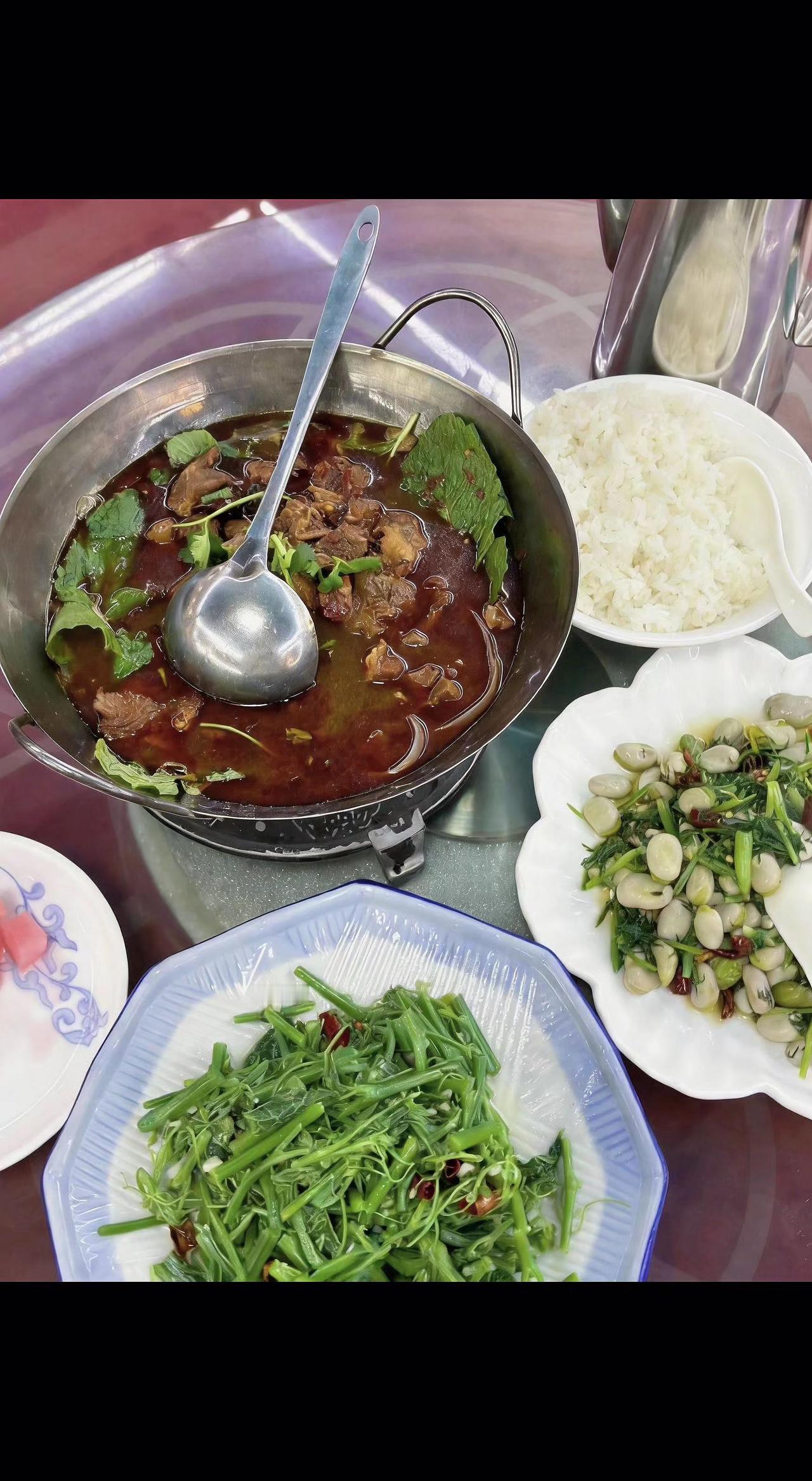 🍲咕嘟冒泡的锅气裹着烟火，辣香勾着馋虫往里钻✨。米饭吸饱汤汁，是平凡日子里最扎