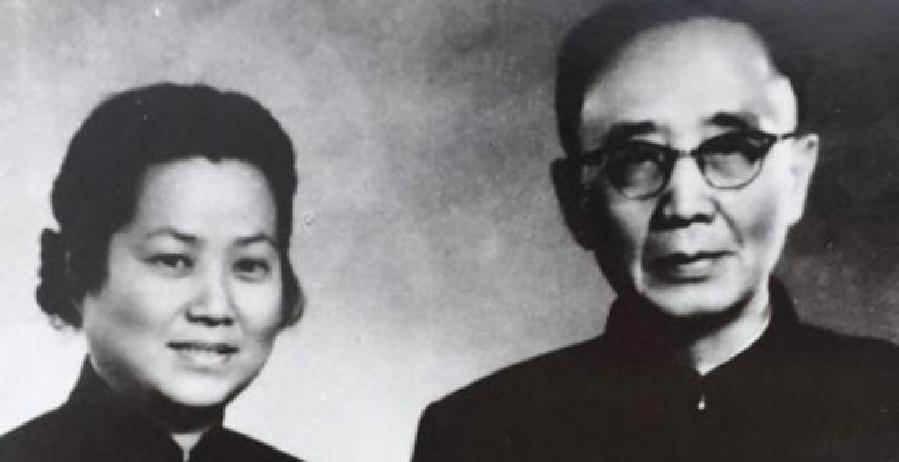 1912年洞房之夜，郭沫若见发妻太丑，拒绝同房。就在他转身要走时，发妻拉住他苦苦