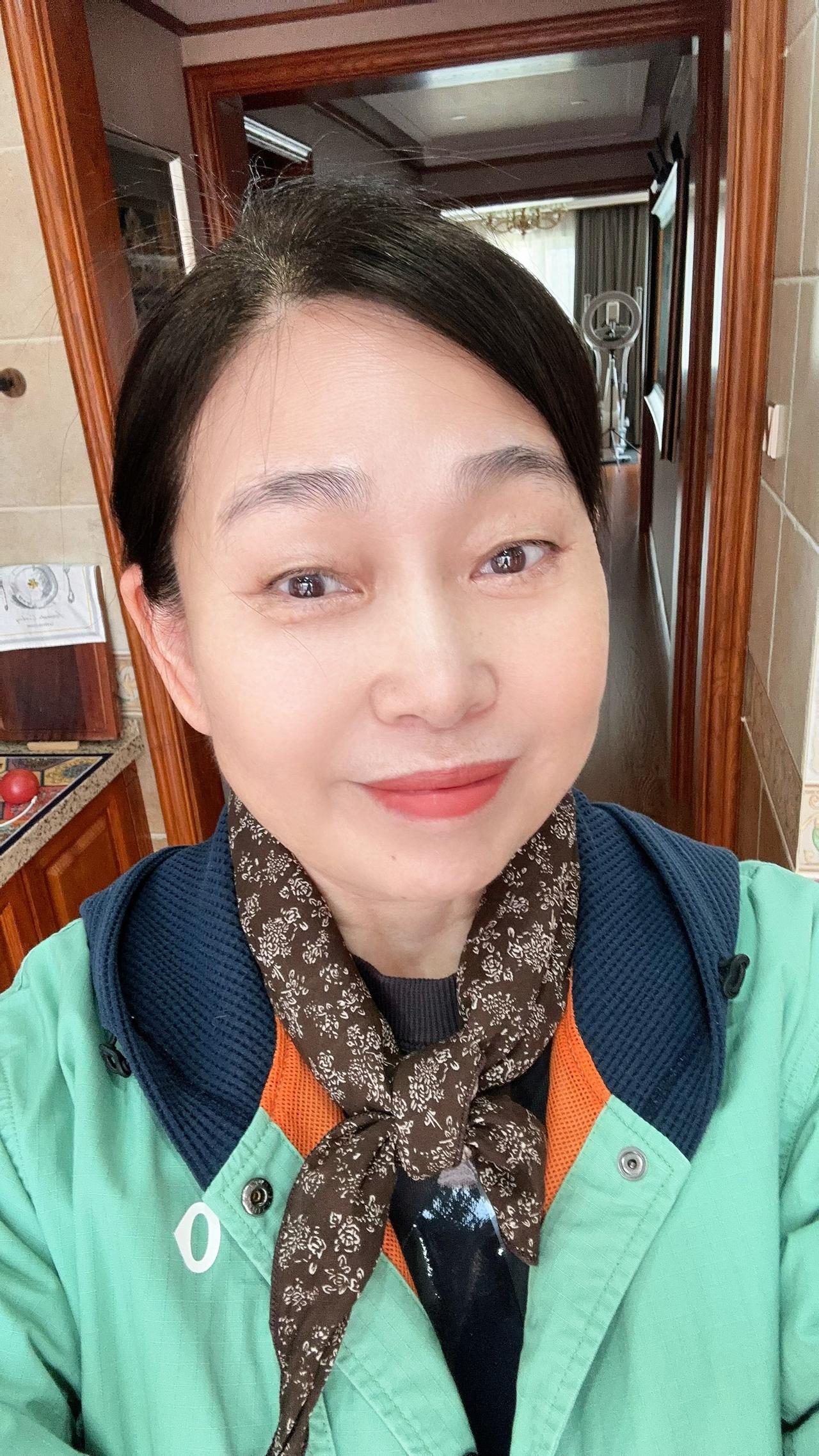 这一辈子，啥都是浮云。
钱多钱少够用就好，房大房小舒服就行。
远离消耗自己的人和