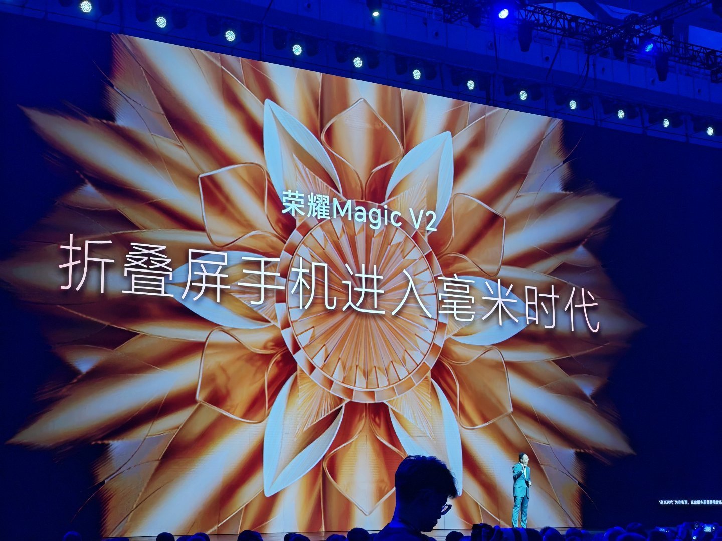 #赵明称折叠手机进入毫米级时代# 将折叠屏做到9.9毫米，明哥现场直接打大哥50