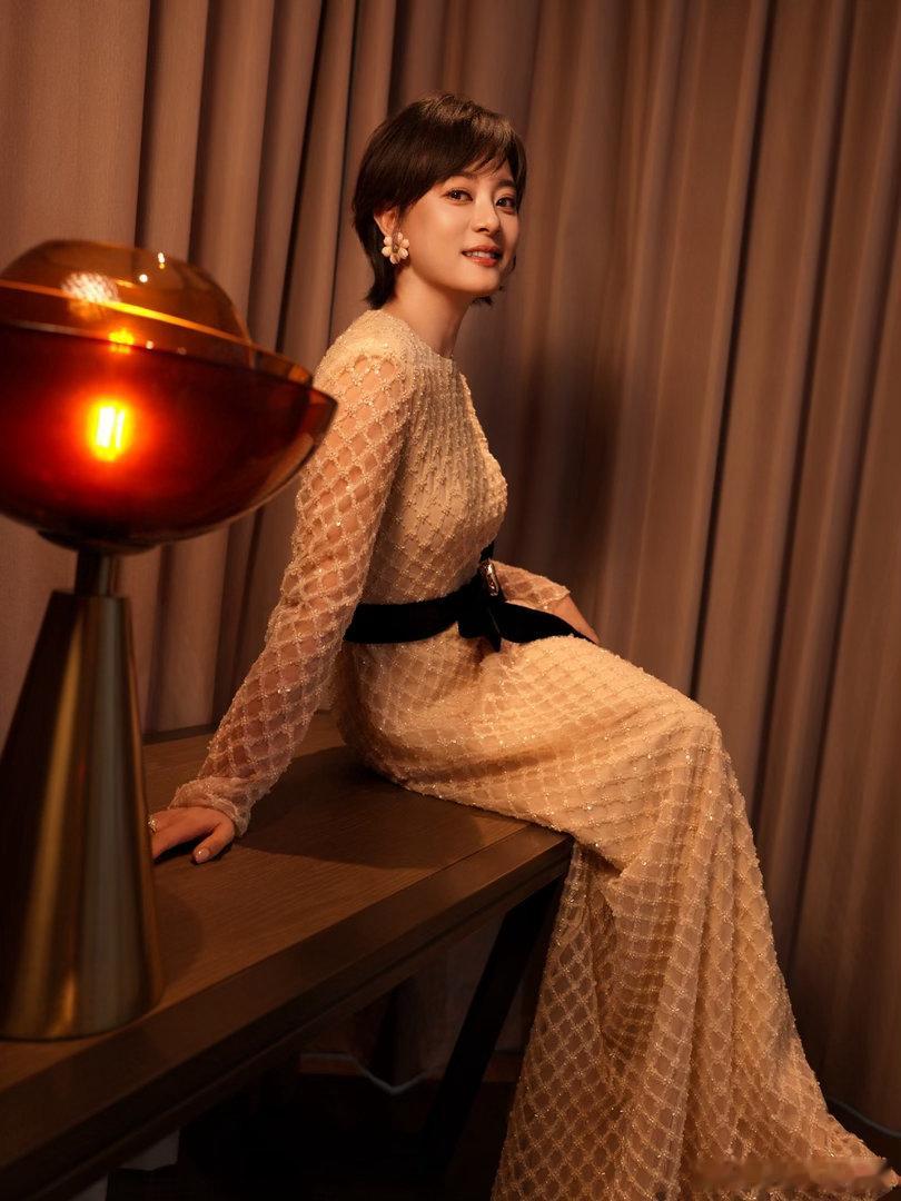 孙俪越素越美 化了妆是女明星，素颜是邻家姐。孙俪是那种越简单越好看的人。 