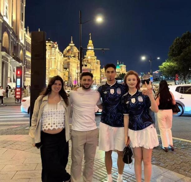 上海球迷昨晚上集体“爷青回”，因为街头出现了一个再熟悉不过的身影——巴尔加斯。有