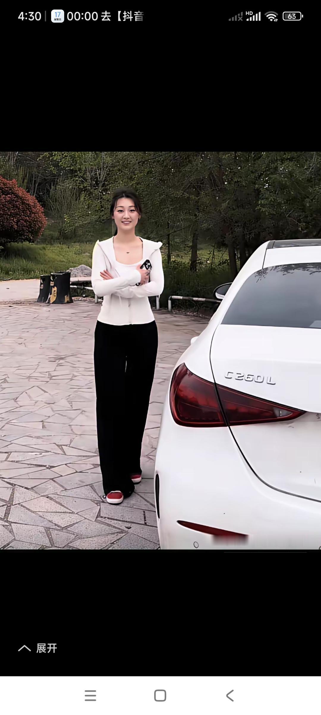 看起来陈亚楠这服装店开的还是挺红火。

看着宝马车也不是一般人能买得起的。

尤