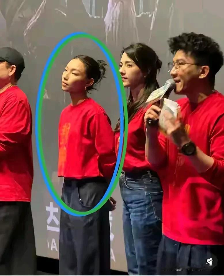 就她高人一等吗？别人都端端正正的站着，为何只有她歪头歪脑的站着，还眯着眼睛展现出