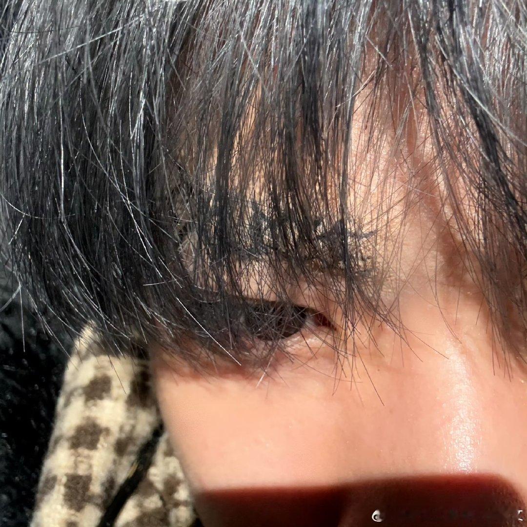 眉尖刻下SAUCE潮流密钥，刘耀文今日营业帅度拉满，坐等演唱会舞台炸场封神！ 