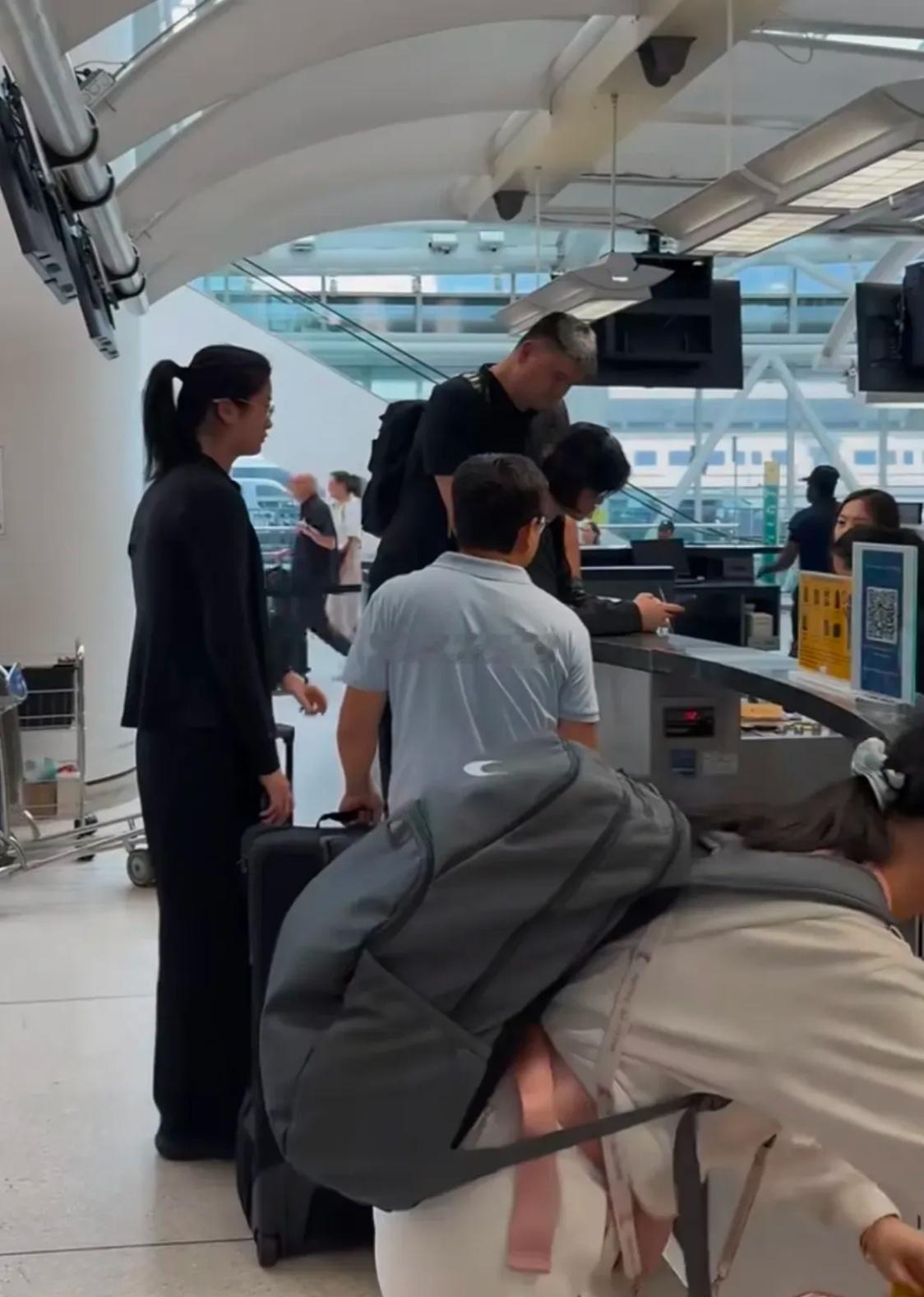 姚明一家子现身纽约机场16岁的姚沁蕾这是含着父母优质的身高基因出生的啊，这估摸差