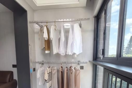 阳台不晾衣服，我家被邻居嘲笑了半年！直到她来串门，后悔没早学
以前我家阳台挂满“