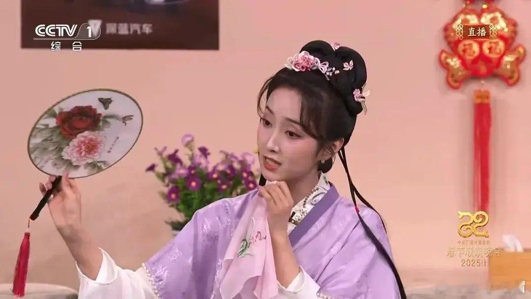 这姑娘叫姚尧，黛玉本玉没错了，五官，模样，气质都符合，性格比黛玉活泼，开朗俏皮，