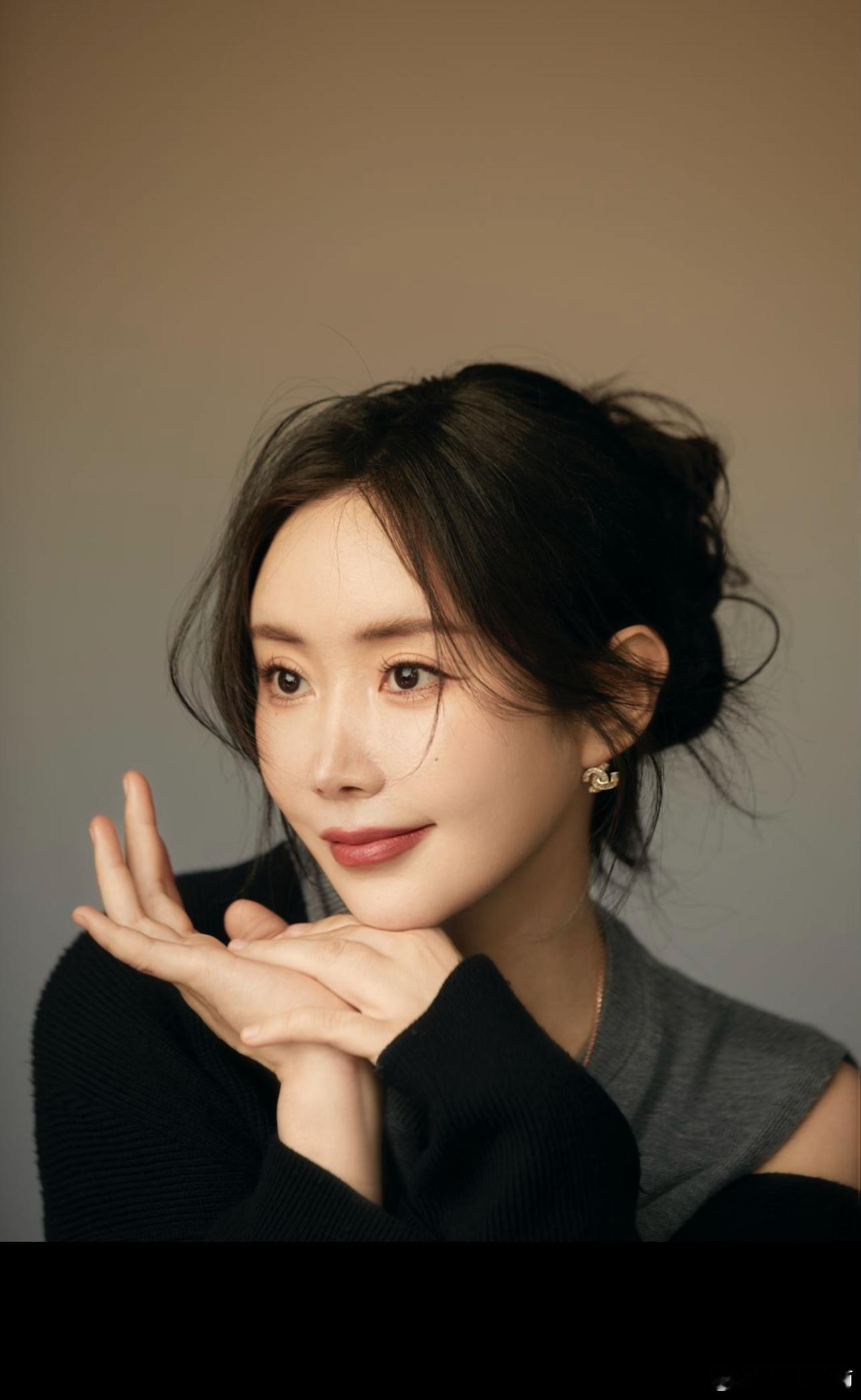 爱，是神洒在她身上的光。因为当你望向她时，会发现这世上只有她一弯月亮🌙#爱是一
