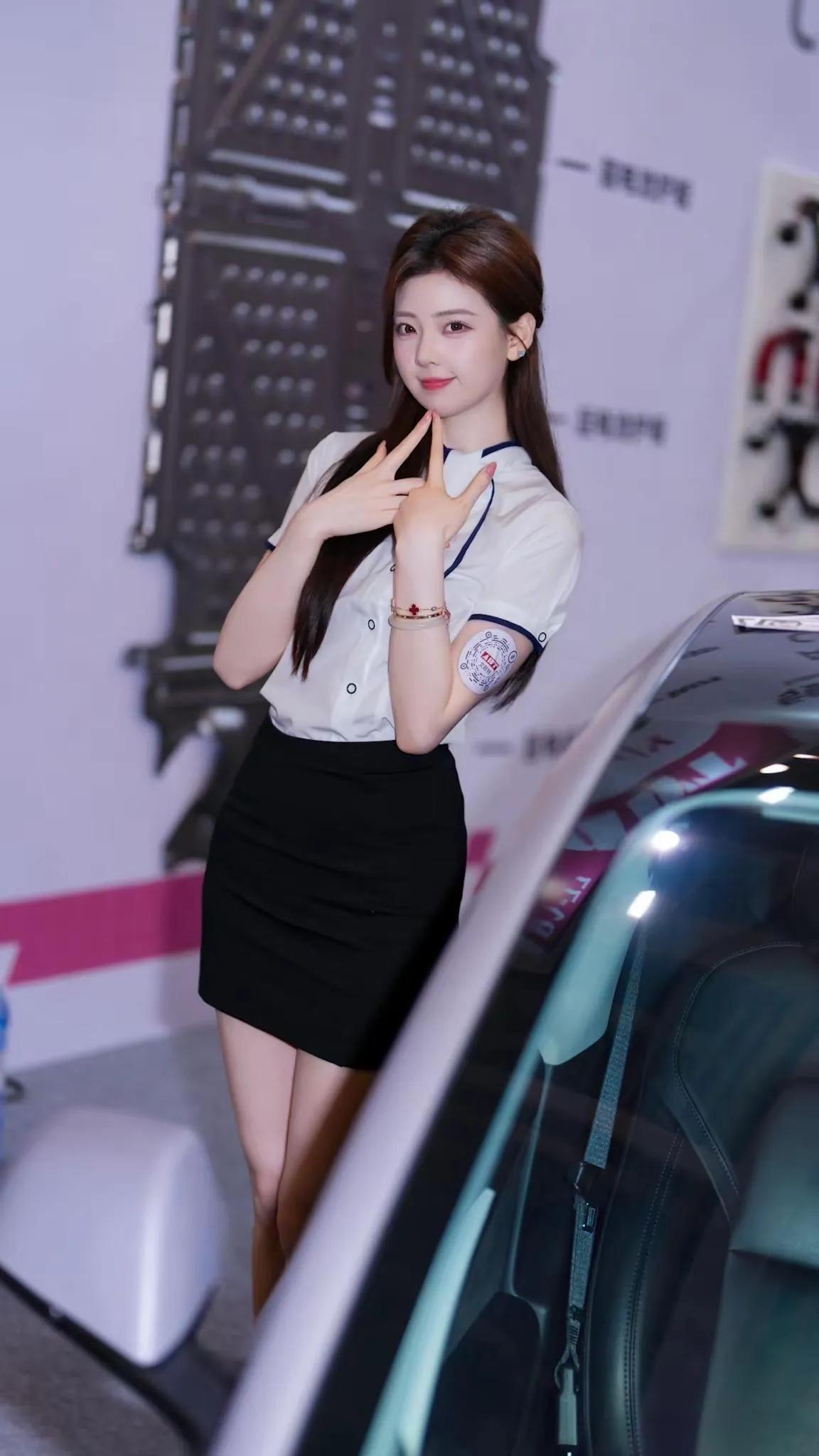 甜美车模打卡，时尚穿搭秀！🚗💃🏻
甜美春晓[给力]车模写真照