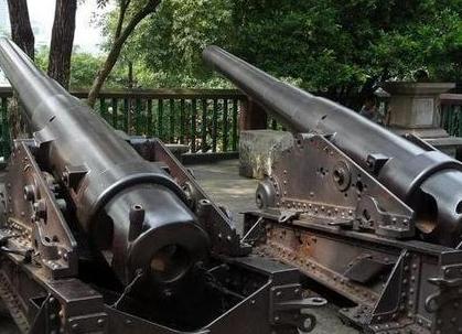 1900年，八国联军打进北京城后，无意间打开了清军的武器装备库，眼前的一幕令他们