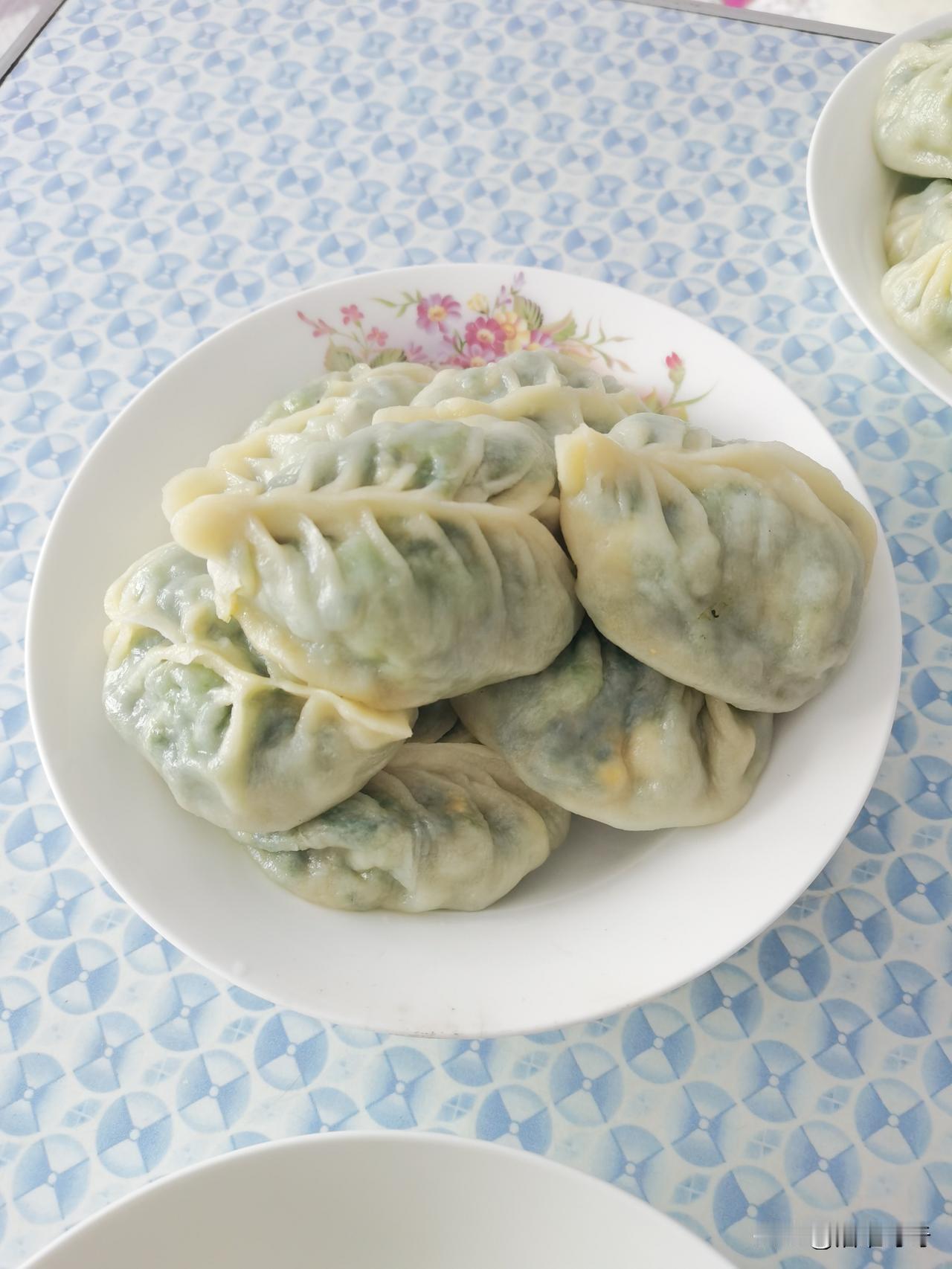 减肥哪有那么容易，每块肉都有它的脾气。
我不是贪吃，我只是胃很孤单，得吃点东西陪