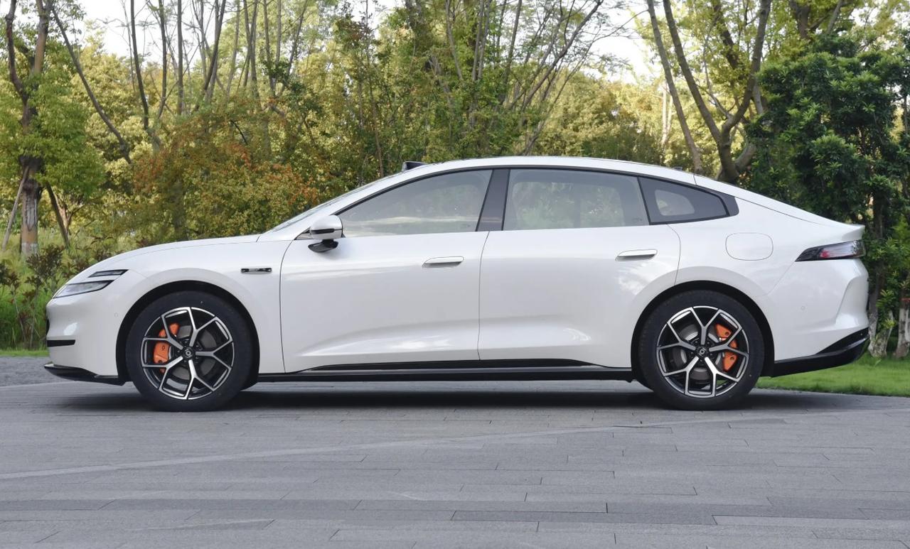 启源A06算是彻底火了！

前两天刷到一条信息，内容记不清了，评论倒是让我记住了