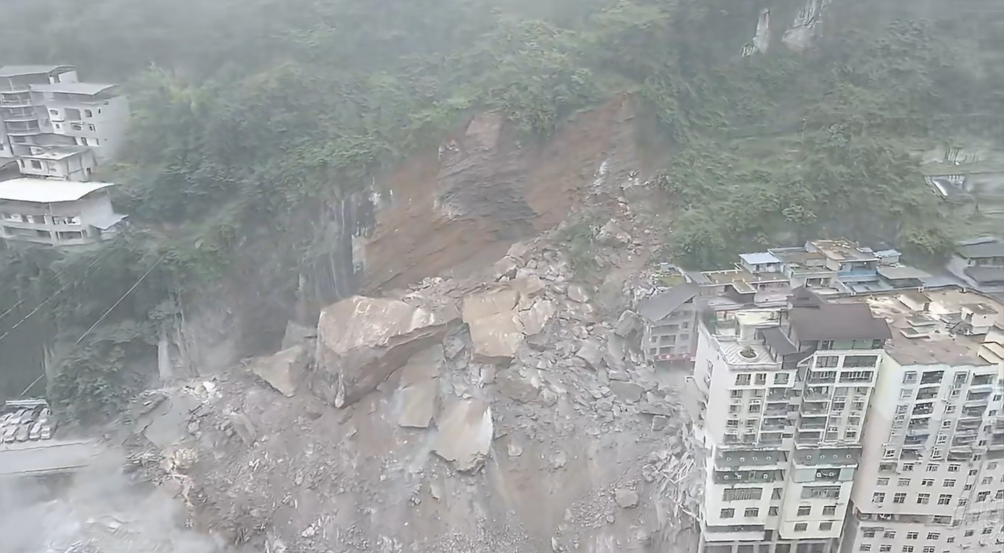 重庆彭水回应山体垮塌9时许乌江三桥附近山体崩塌，多房被埋、人员被困。官方已启动救