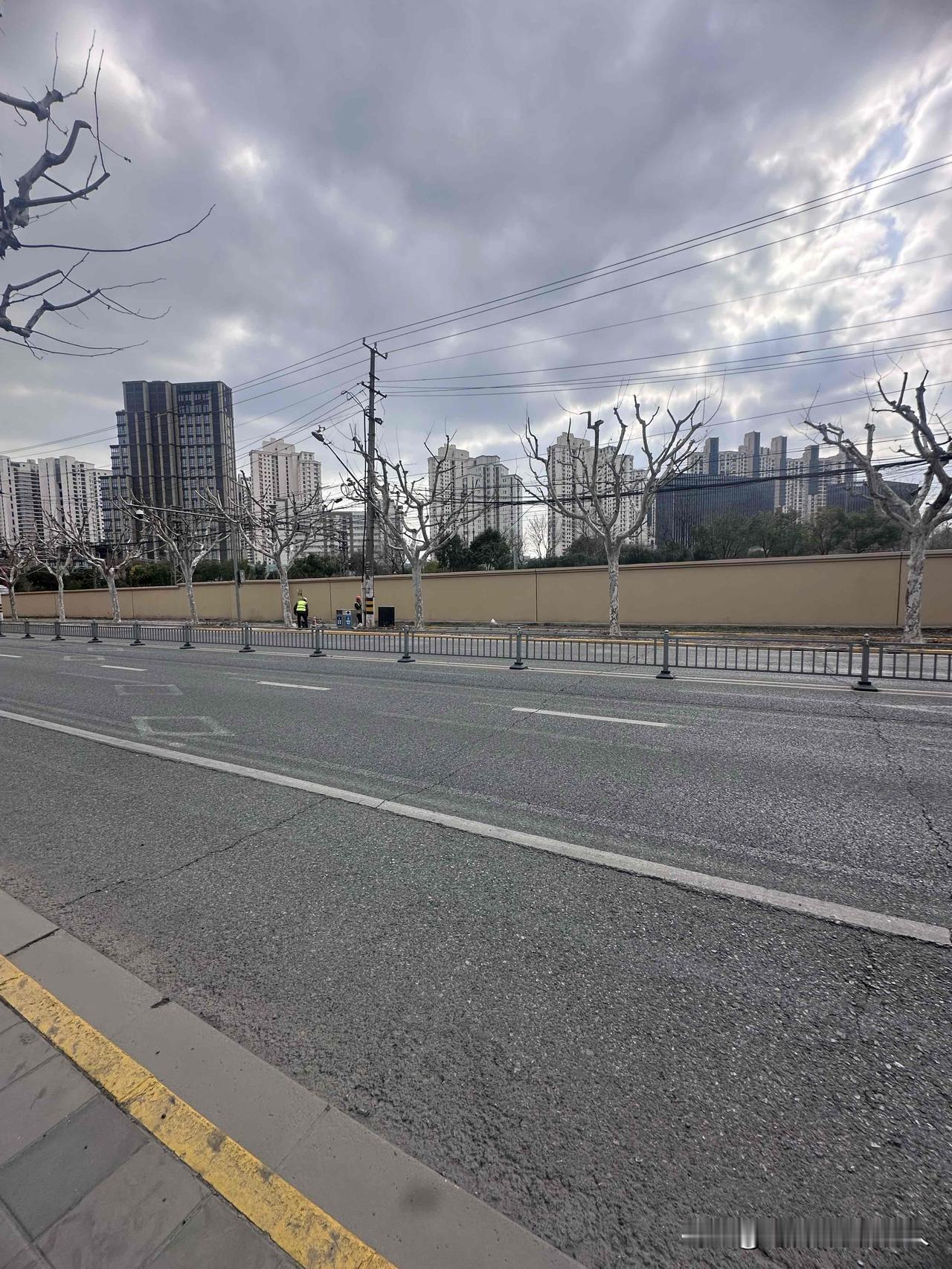 人性就是如此扭曲，你爱她关心她，她觉得你没有个性。
你对她冷一点，她觉得你有个性