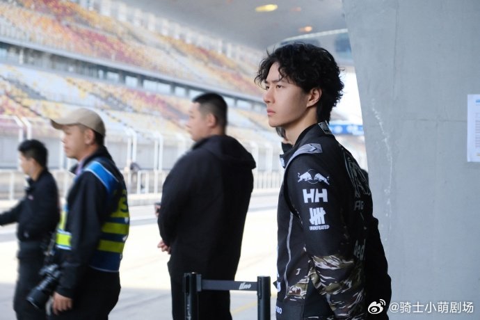 王一博经典重现王一博头发Duang的一下出来了名场面惊喜复刻，发丝轻盈弹起，自带