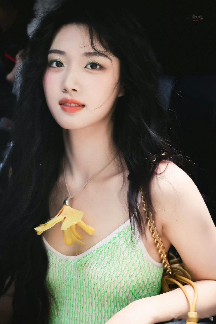 卢昱晓今日品牌活动，夏日清新穿搭邻家甜妹！[污] ​​​