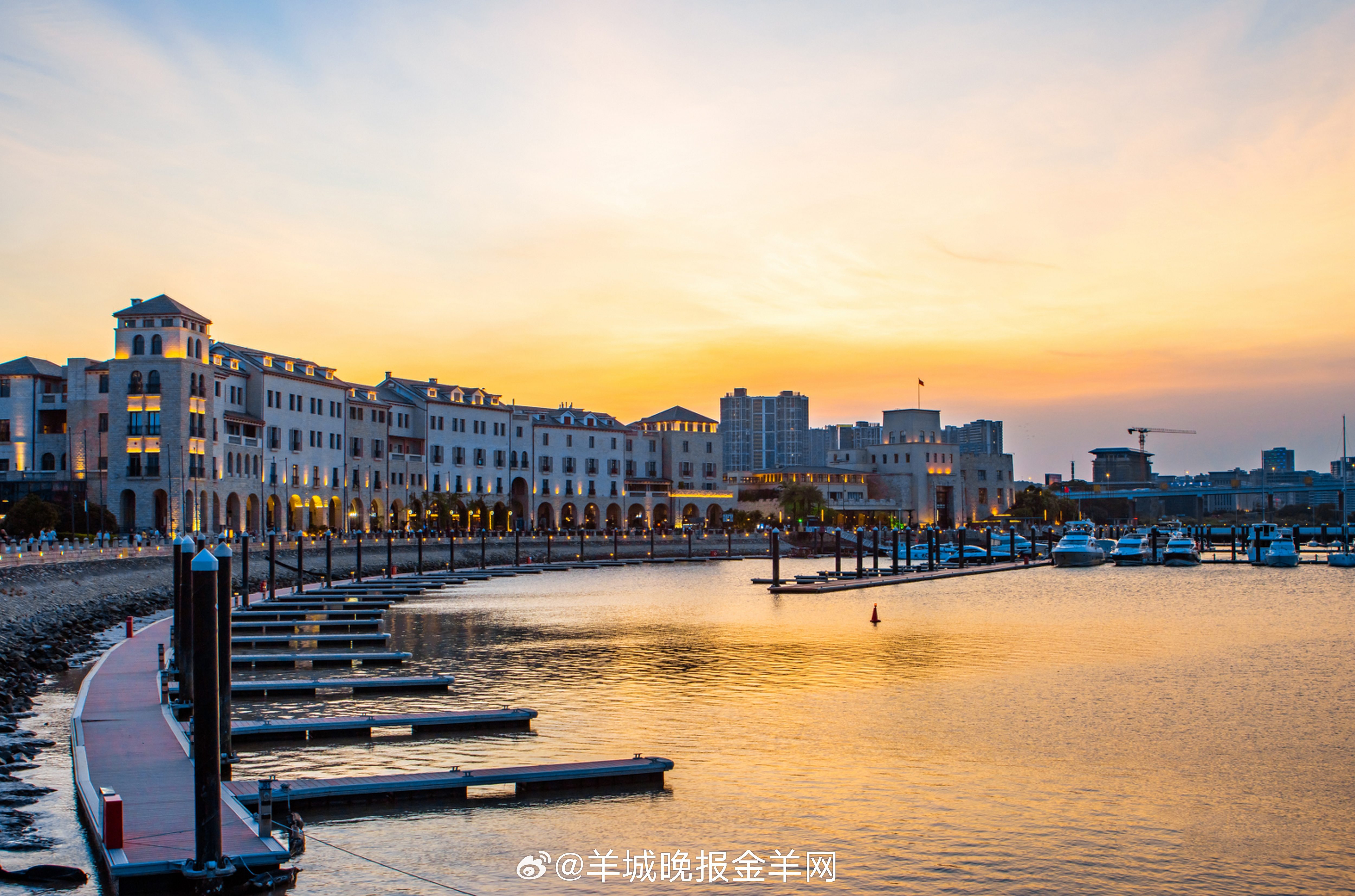 #早安#当烦恼来敲门，与其愁眉不展，不如淡然一笑，用积极乐观的态度，去期待和迎接