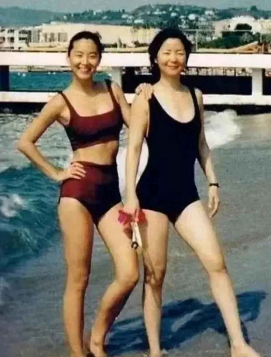 这是1990年林青霞和邓丽君在法国海边游玩时的珍贵合影。

照片中，她们脸上露出